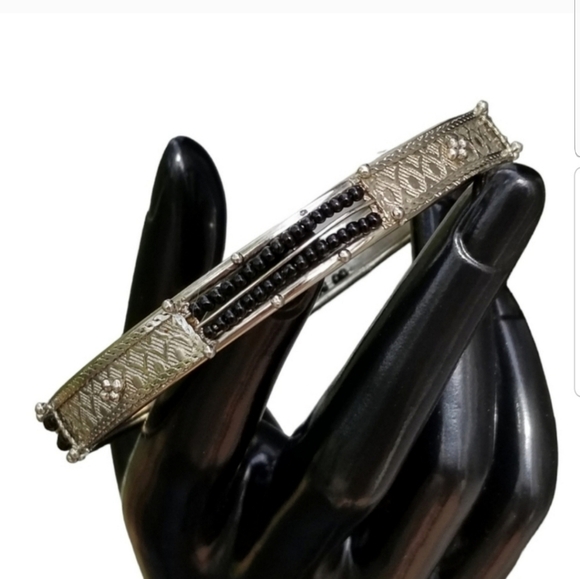 VINTAGE ORNATE LARGE SILVERTONE BANGLE BRACELET WITH BLACK SEED BEAD DETAIL - Picture 1 of 4